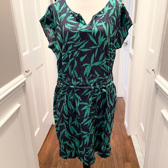 Tommy Hilfiger Dresses & Skirts - Tommy Hilfiger green & black tropical leaf plant design belted dress size XL